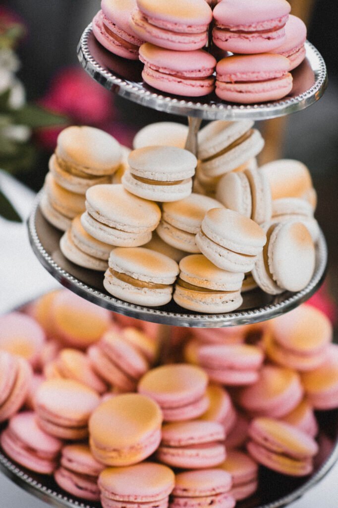 Dreistufige Etagere mit rosa und weißen Macarons auf Hochzeit im Clostermannshof